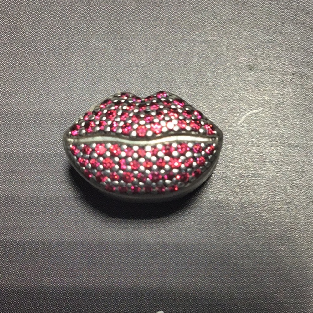 Pandora Kiss more charm